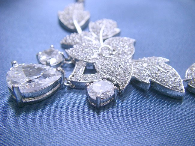 �L���[�r�b�N�W���R�j�A�̃l�b�N���X�@CZ�A�N�Z�T���[