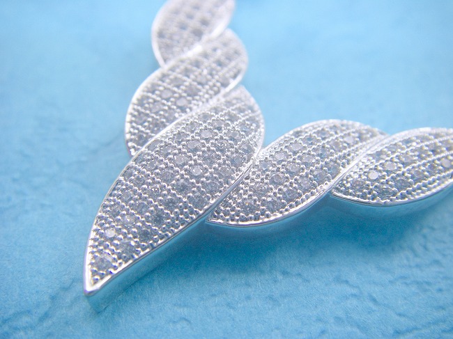 �L���[�r�b�N�W���R�j�A�@�S�[�W���X�ȃl�b�N���X