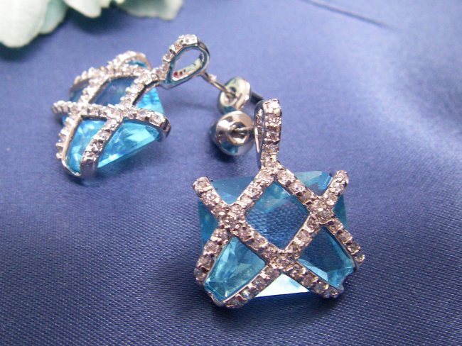 ���C�g�u���[�ECZ�s�A�X�E�A�N�Z�T���[