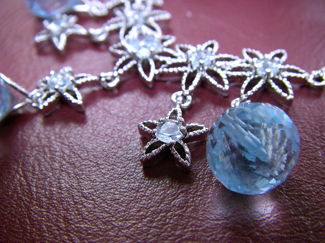 �L���[�r�b�N�W���R�j�A�E�A�N�Z�T���[�@�y���_���g