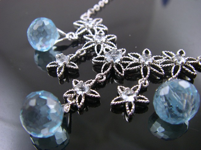 �L���[�r�b�N�W���R�j�A�E�A�N�Z�T���[�@�y���_���g