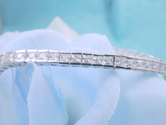 �e�j�X�u���X���b�g�@CZ�A�N�Z�T���[