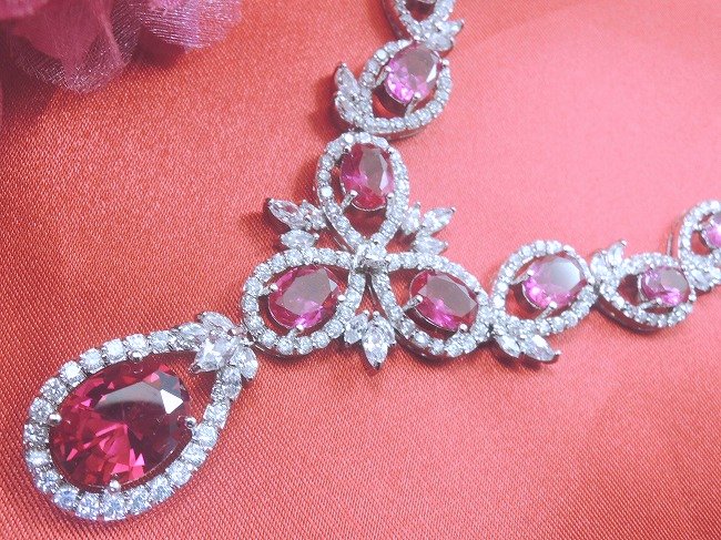 �L���[�r�b�N�W���R�j�A�̃l�b�N���X