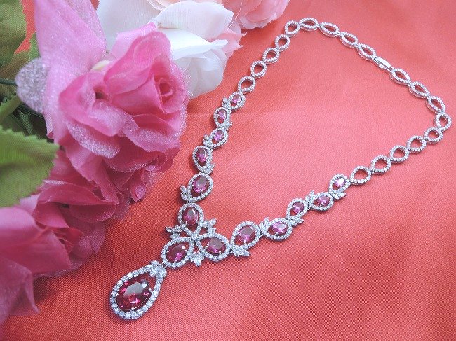 �L���[�r�b�N�W���R�j�A�̃l�b�N���X