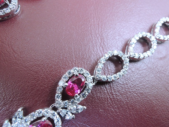 �L���[�r�b�N�W���R�j�A�̃l�b�N���X