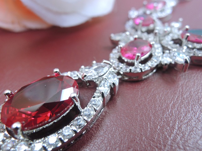 �L���[�r�b�N�W���R�j�A�̃l�b�N���X