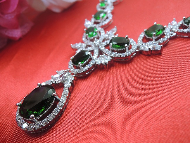 �L���[�r�b�N�W���R�j�A�̃l�b�N���X