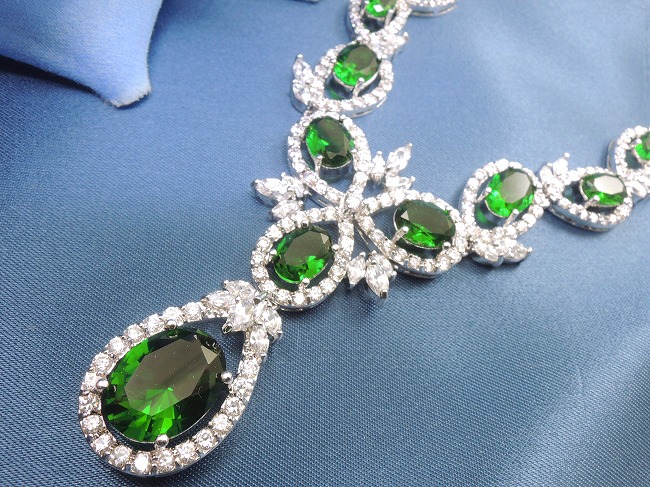 �L���[�r�b�N�W���R�j�A�̃l�b�N���X