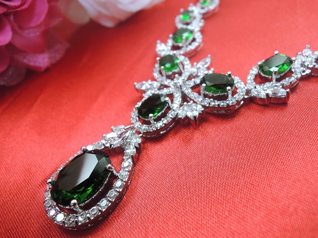 �L���[�r�b�N�W���R�j�A�̃l�b�N���X