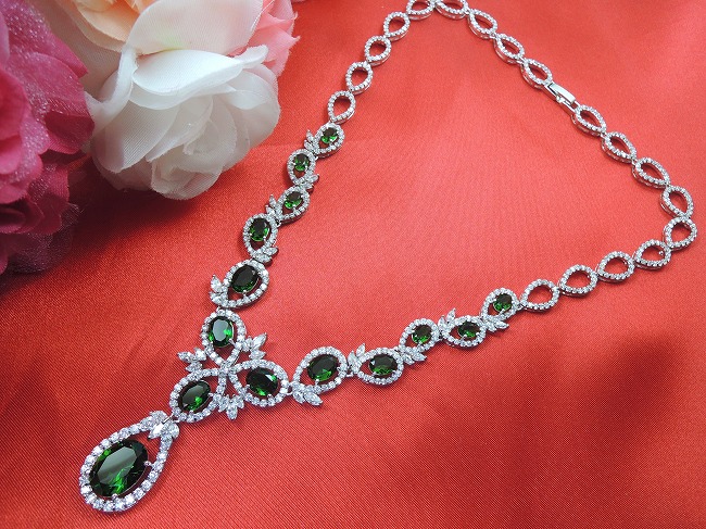 �L���[�r�b�N�W���R�j�A�̃l�b�N���X