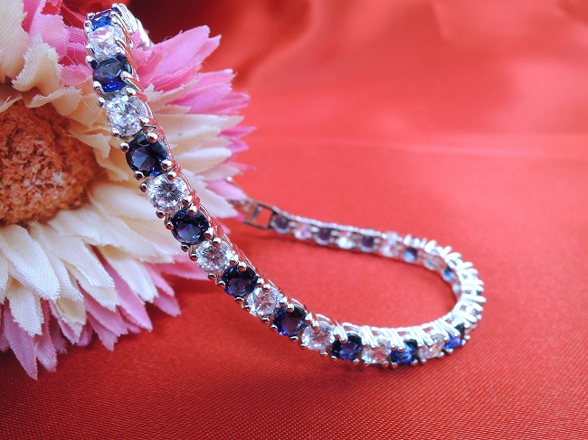 �L���[�r�b�N�W���R�j�A�ƃT�t�@�C���̃e�j�X�u���X���b�g�@CZ�A�N�Z�T���[