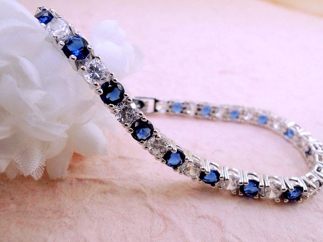 �L���[�r�b�N�W���R�j�A�ƃT�t�@�C���̃e�j�X�u���X���b�g�@CZ�A�N�Z�T���[