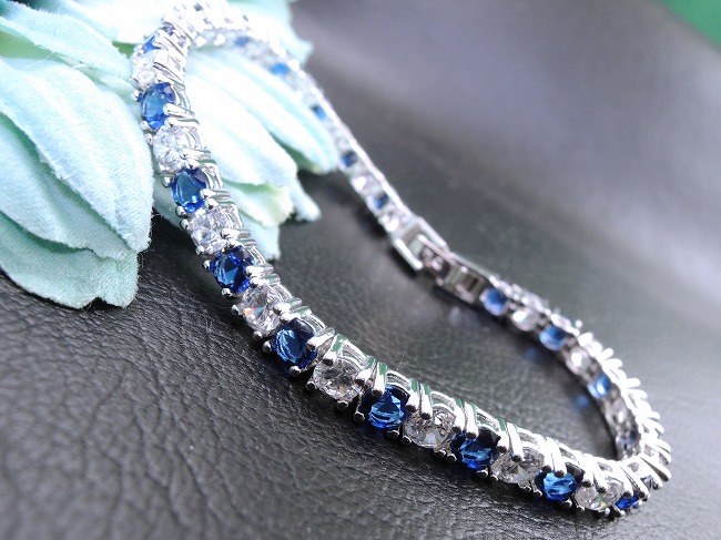 �L���[�r�b�N�W���R�j�A�ƃT�t�@�C���̃e�j�X�u���X���b�g�@CZ�A�N�Z�T���[