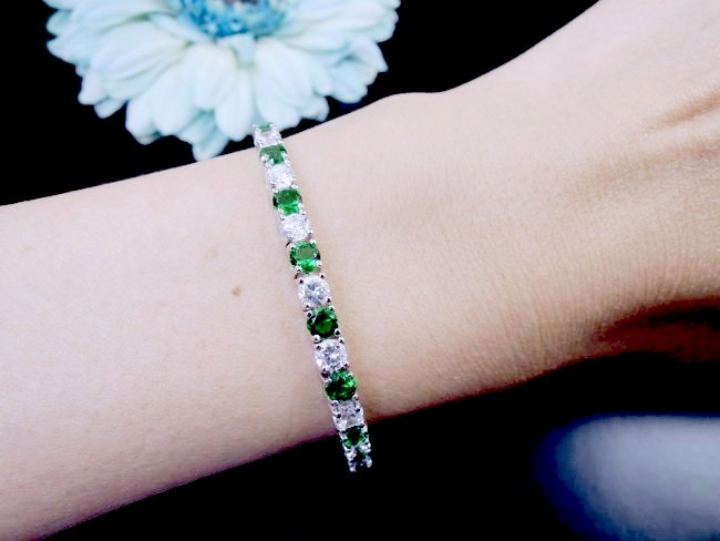 �L���[�r�b�N�W���R�j�A�ƃT�t�@�C���̃e�j�X�u���X���b�g�@CZ�A�N�Z�T���[