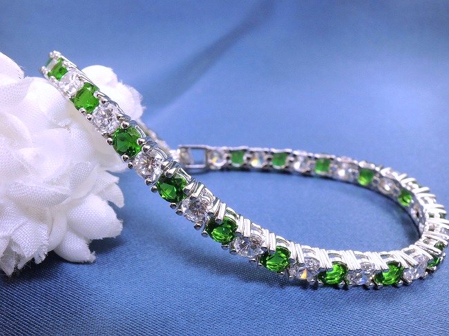 �L���[�r�b�N�W���R�j�A�ƃT�t�@�C���̃e�j�X�u���X���b�g�@CZ�A�N�Z�T���[