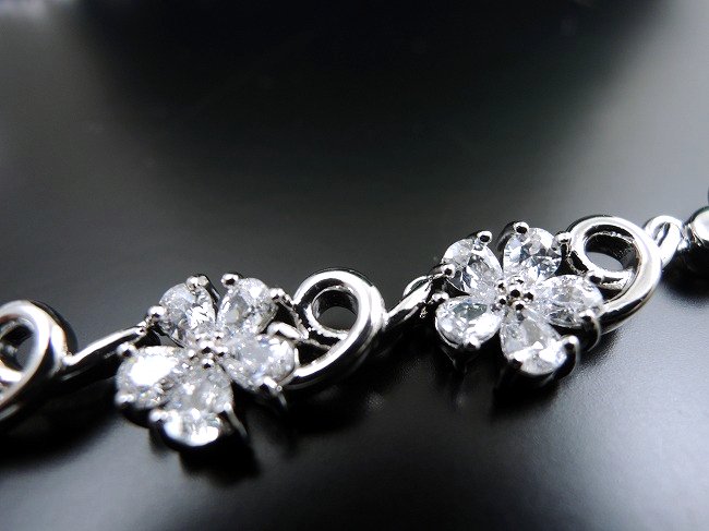 �L���[�r�b�N�W���R�j�A�̃l�b�N���X�@CZ�A�N�Z�T���[