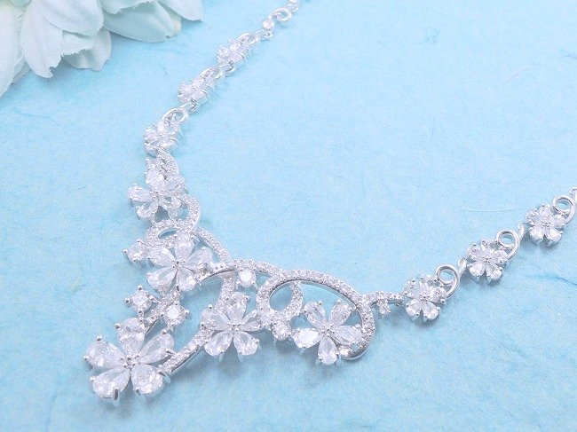 �L���[�r�b�N�W���R�j�A�̃l�b�N���X�@CZ�A�N�Z�T���[