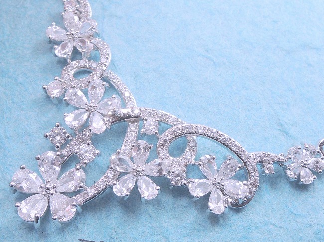 �L���[�r�b�N�W���R�j�A�̃l�b�N���X�@CZ�A�N�Z�T���[