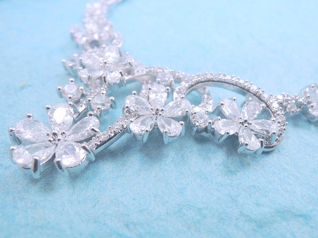 �L���[�r�b�N�W���R�j�A�̃l�b�N���X�@CZ�A�N�Z�T���[