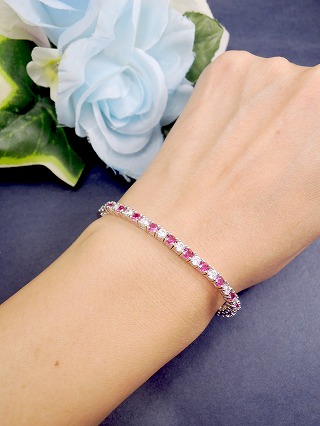 �L���[�r�b�N�W���R�j�A�ƃ��r�[�̃e�j�X�u���X���b�g