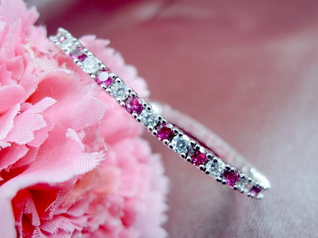 �L���[�r�b�N�W���R�j�A�ƃ��r�[�̃e�j�X�u���X���b�g