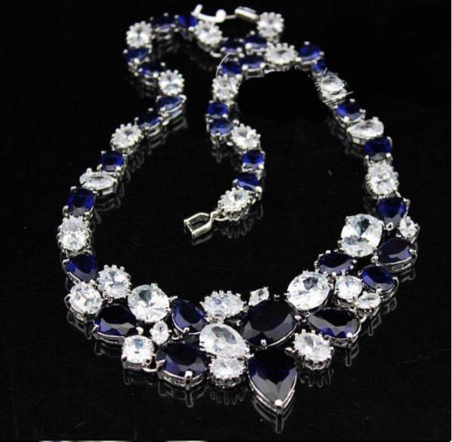 �L���[�r�b�N�W���R�j�A�̃l�b�N���X