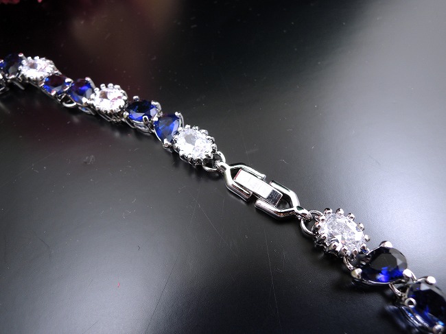 �L���[�r�b�N�W���R�j�A�̃l�b�N���X