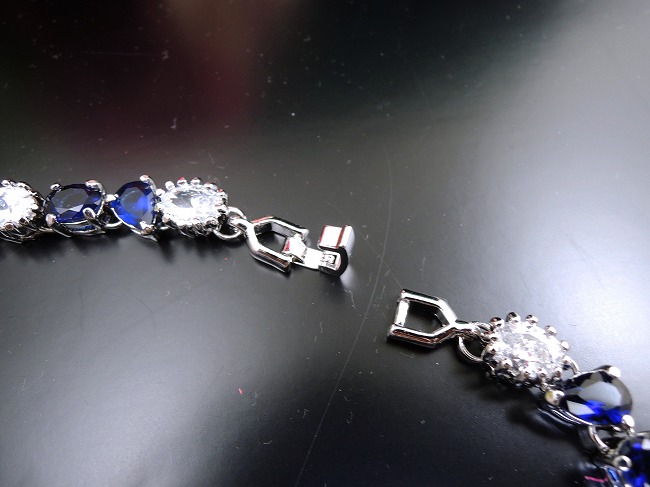 �L���[�r�b�N�W���R�j�A�̃l�b�N���X