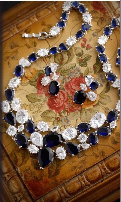 �L���[�r�b�N�W���R�j�A�̃l�b�N���X