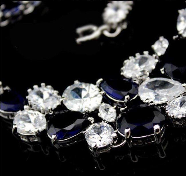 �L���[�r�b�N�W���R�j�A�̃l�b�N���X