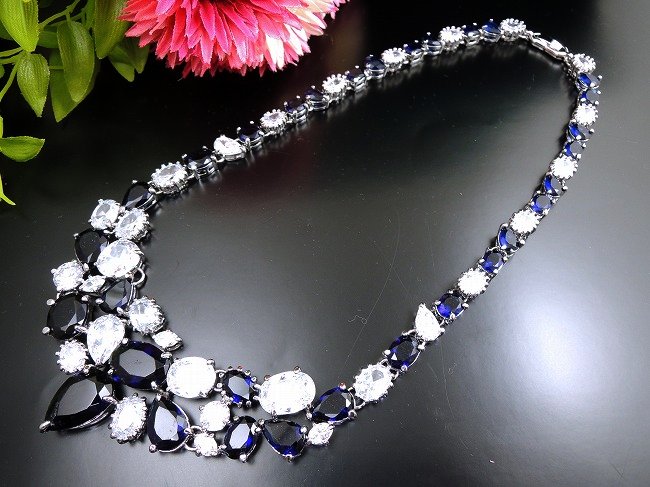 �L���[�r�b�N�W���R�j�A�̃l�b�N���X