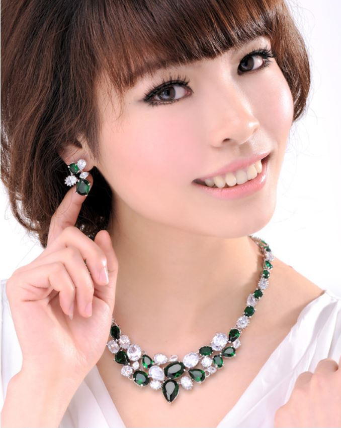 �L���[�r�b�N�W���R�j�A�̃l�b�N���X