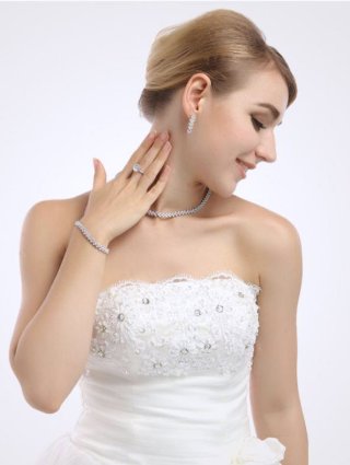 �R�X�`���[���W���G���[�@�l�b�N���X