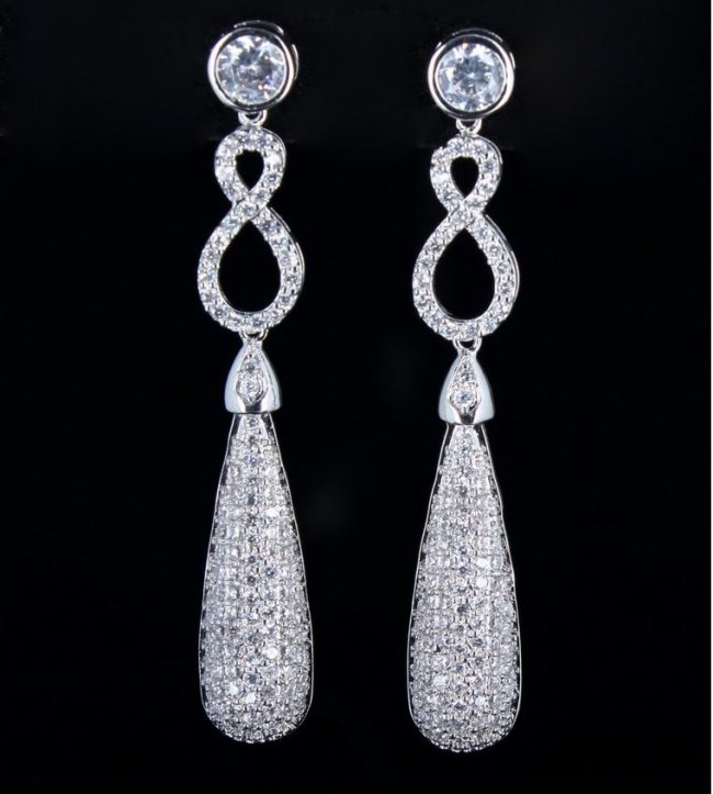 �L���[�r�b�N�W���R�j�A�̃l�b�N���X