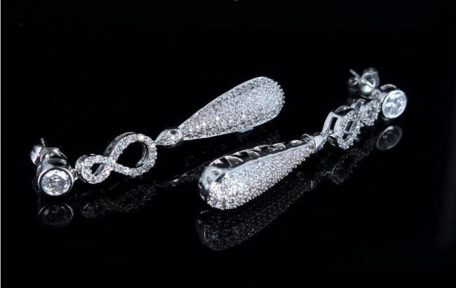 �L���[�r�b�N�W���R�j�A�̃l�b�N���X