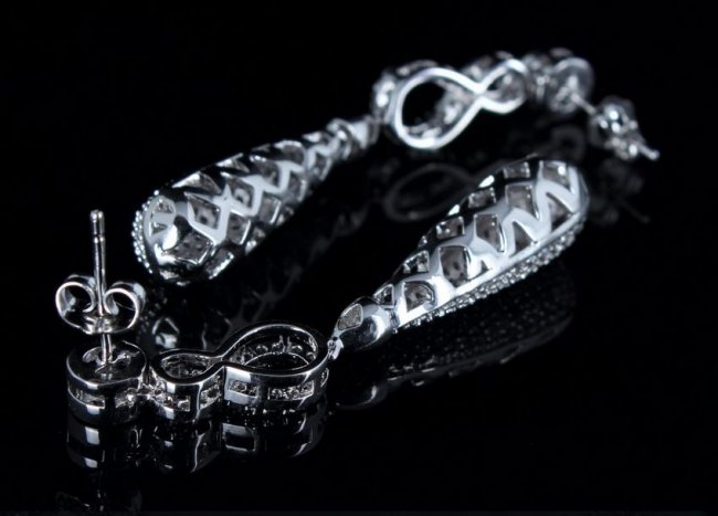 �L���[�r�b�N�W���R�j�A�̃l�b�N���X