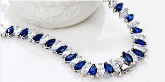 �L���[�r�b�N�W���R�j�A�̃l�b�N���X