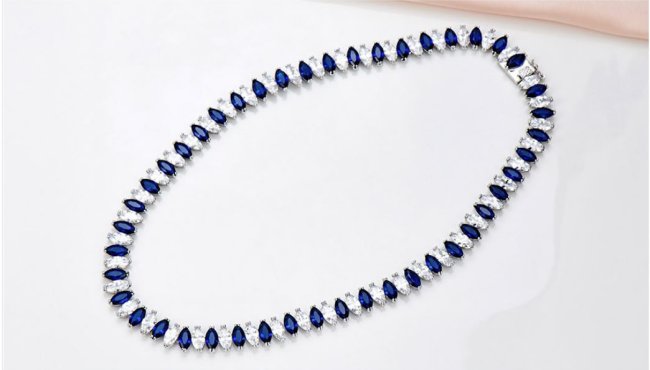 �L���[�r�b�N�W���R�j�A�̃l�b�N���X