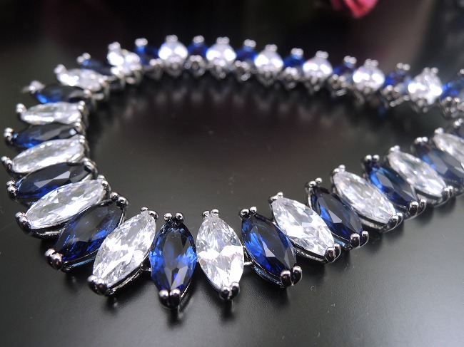 �L���[�r�b�N�W���R�j�A�̃l�b�N���X