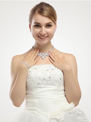 �L���[�r�b�N�W���R�j�A�̃l�b�N���X