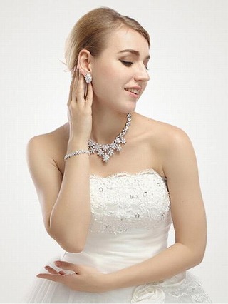 �L���[�r�b�N�W���R�j�A�̃l�b�N���X