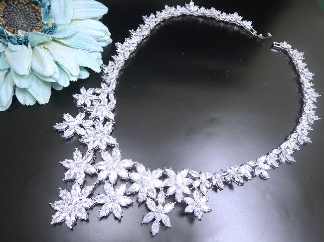 �L���[�r�b�N�W���R�j�A�̃l�b�N���X