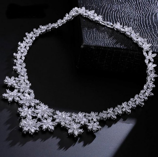 �L���[�r�b�N�W���R�j�A�̃l�b�N���X