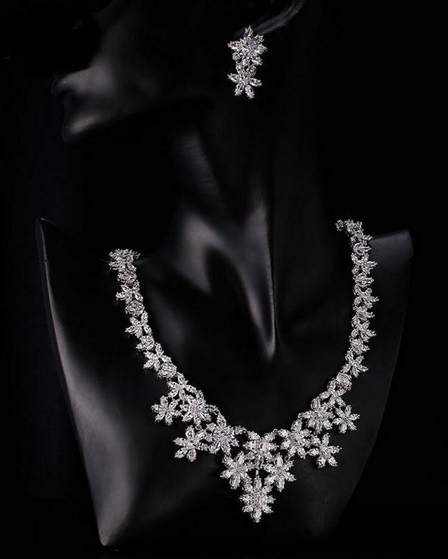 �L���[�r�b�N�W���R�j�A�̃l�b�N���X