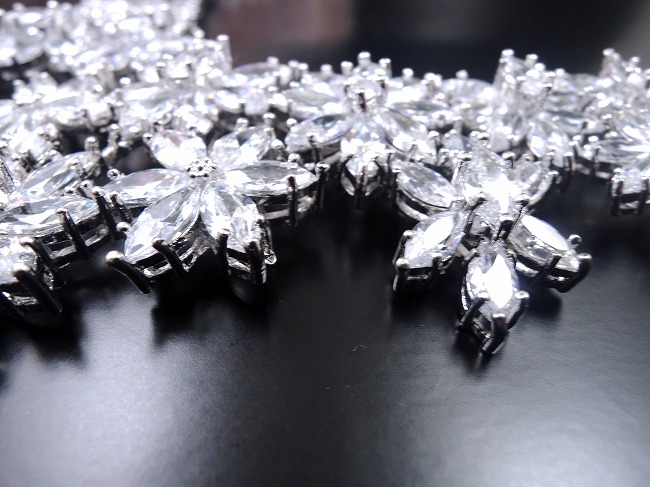 �L���[�r�b�N�W���R�j�A�̃l�b�N���X