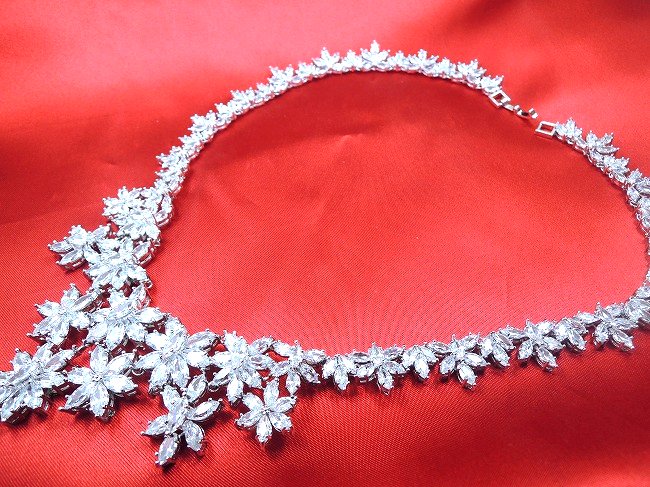 �L���[�r�b�N�W���R�j�A�̃l�b�N���X