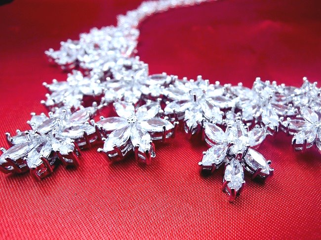 �L���[�r�b�N�W���R�j�A�̃l�b�N���X