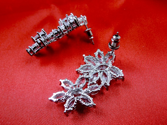 �L���[�r�b�N�W���R�j�A�̃l�b�N���X