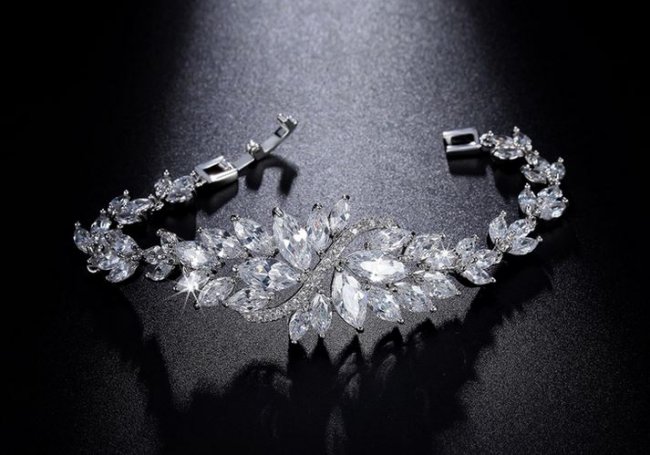 �u���X���b�g�@bracelet �L���[�r�b�N�W���R�j�A�E�A�N�Z�T���[