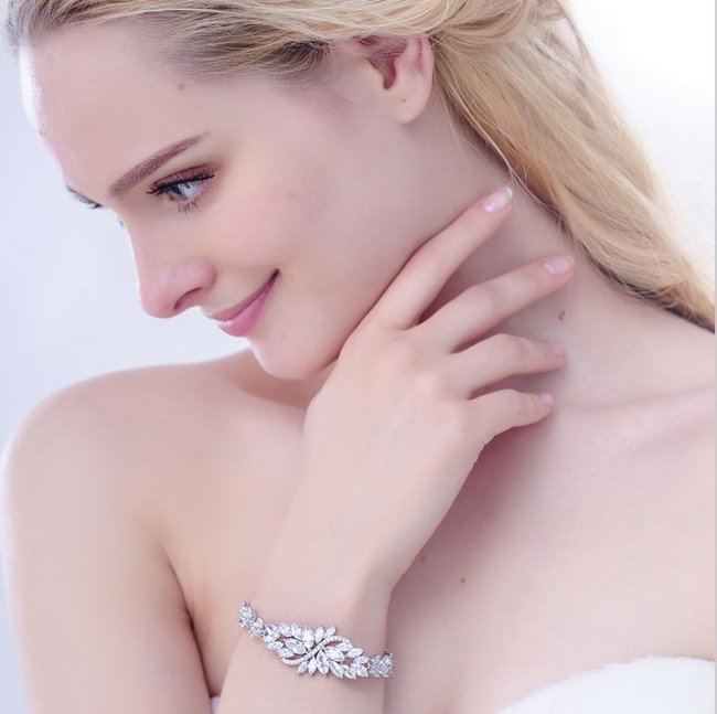 �u���X���b�g�@bracelet �L���[�r�b�N�W���R�j�A�E�A�N�Z�T���[